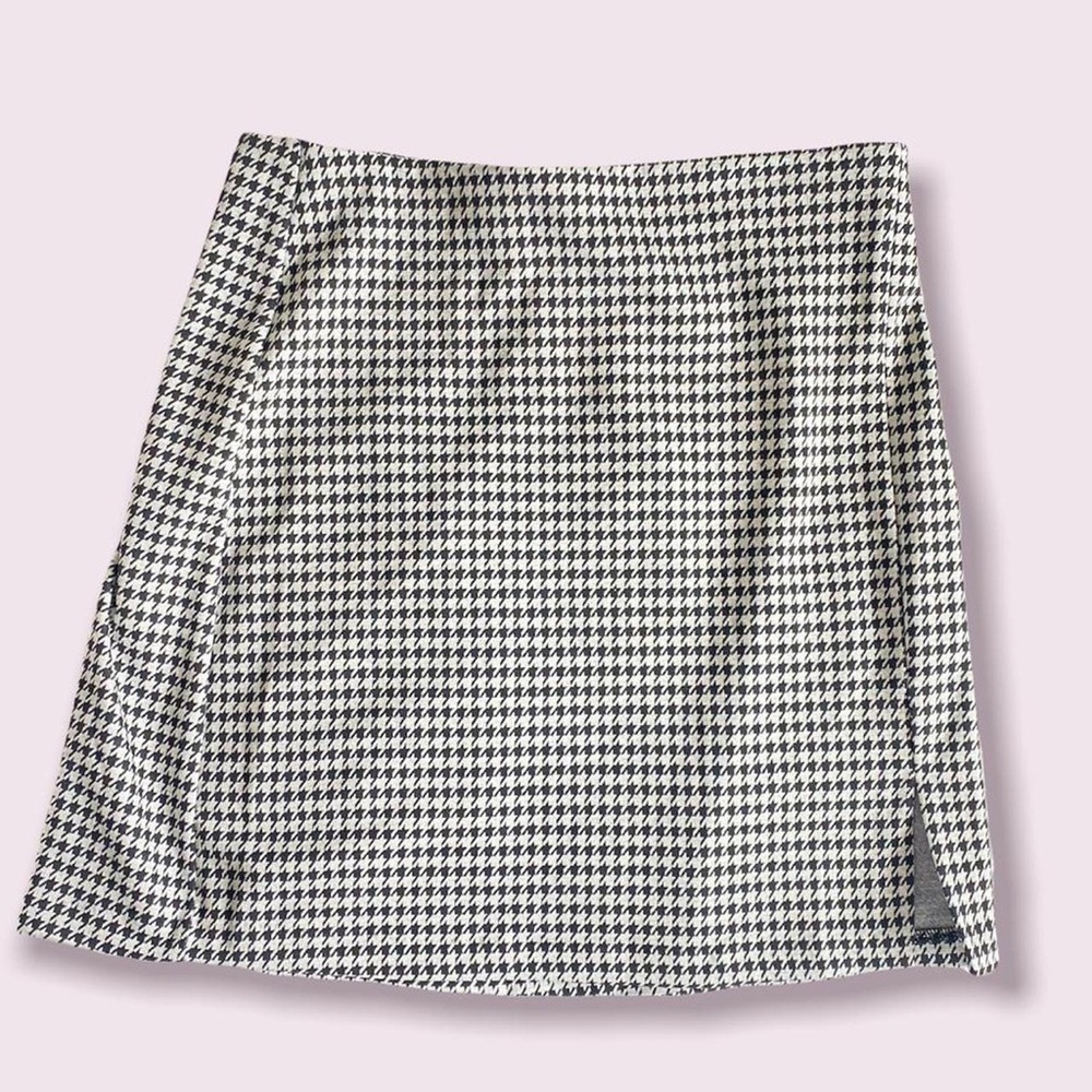 H&M houndstooth/dogstooth mini skirt with slit